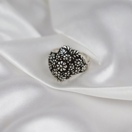 925 Sterling Silver Oxidized Floral Ring 